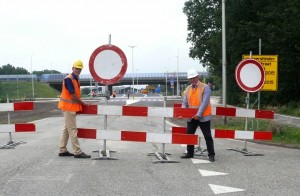 Wethouder en projectleider openen rotonde. Foto: Piet Jonker