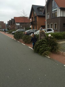 kinderen slepen een kerstboom achter zich aan